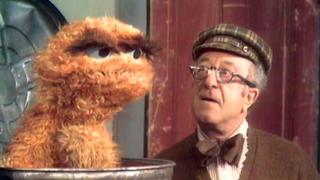 Mr Hooper Bakes Oscar a Baked Bean Sandwich