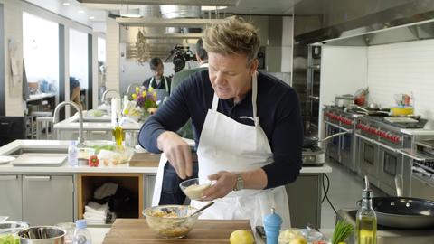 Gordon Ramsay Challenges Amateur Cook to Keep Up with Him