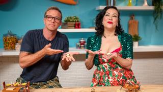 Jennifer Tilly & Devon Sawa make Tiny Pumpkin Pie