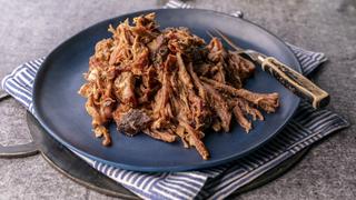 Between Two Buns: A Story of Pulled Pork Between Two Buns: A Story of Pulled Pork