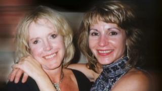Two Wigs, a Gun and a Murder