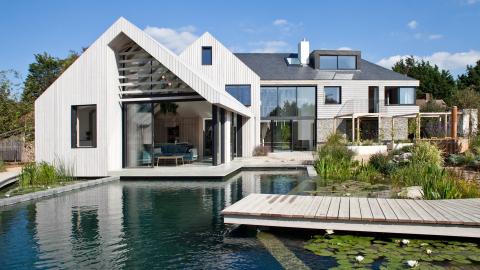 Sleek Waterscape Build