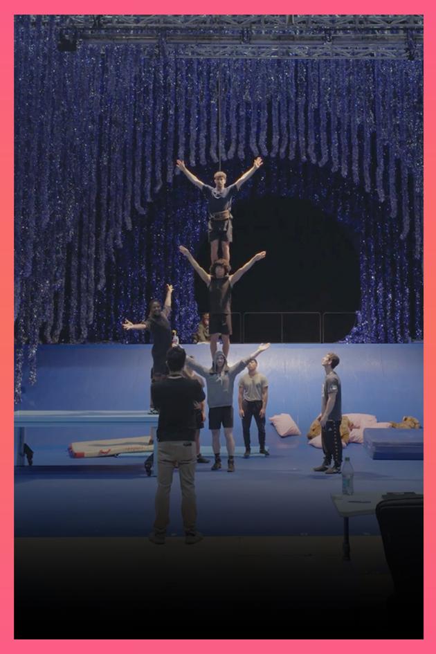 'TWAS The Night Before... Acrobatic Table