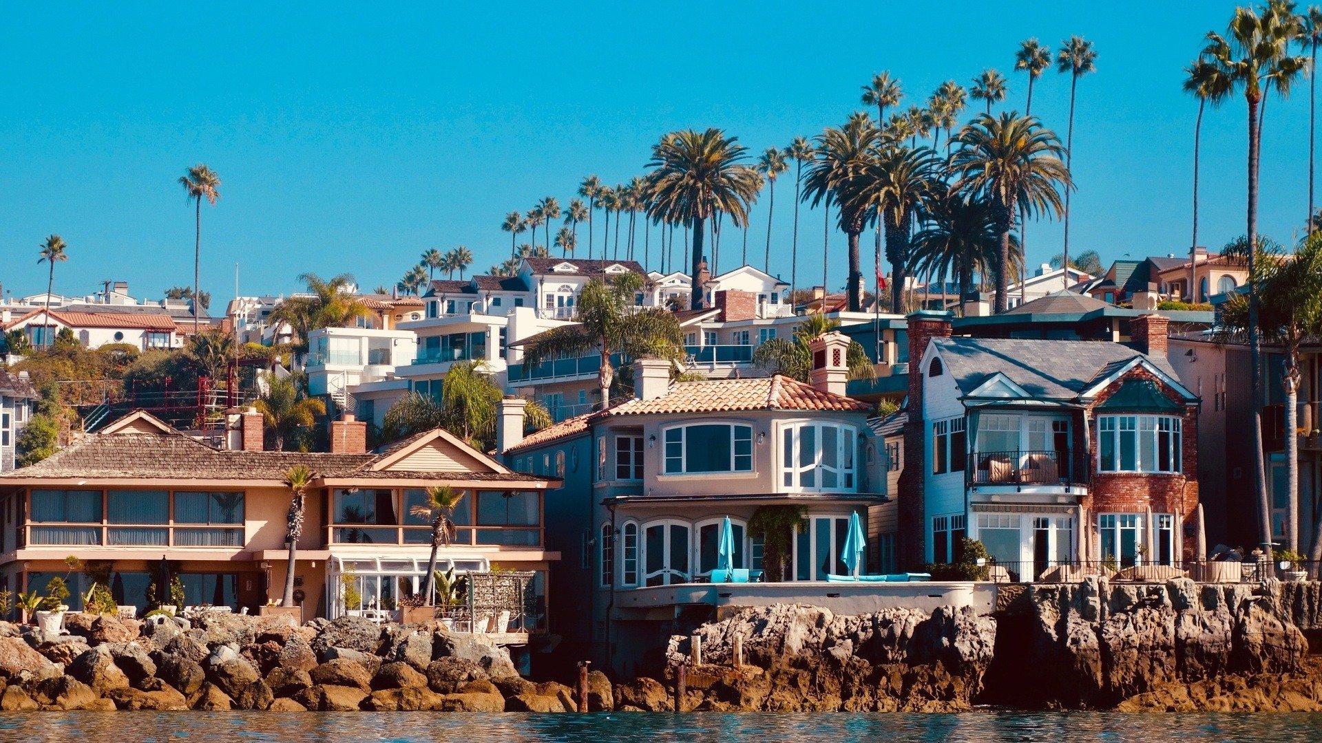 Watch Giada's Weekend Getaways: S1E11 - Newport on Philo