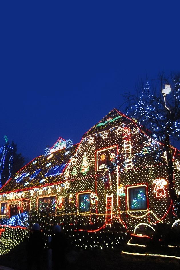 Invasion of the Christmas Lights 3: Europe