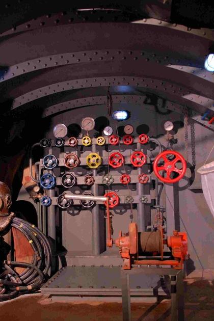 Frozen North -- Sir Hubert's Forgotten Submarine Expedition